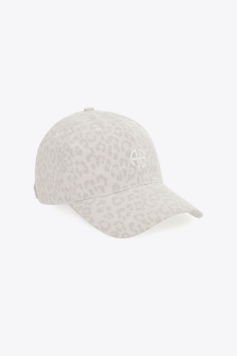 Casquette Jeremy Baseball Anine Bing en toile imprim&eacute; l&eacute;opard cr&egrave;me et logo &laquo; AB &raquo; brod&eacute; blanc devant. Vue de profil.