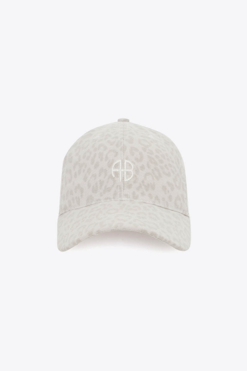 Casquette Jeremy Baseball Anine Bing en toile imprim&eacute; l&eacute;opard cr&egrave;me et logo &laquo; AB &raquo; brod&eacute; blanc devant. Vue de face.