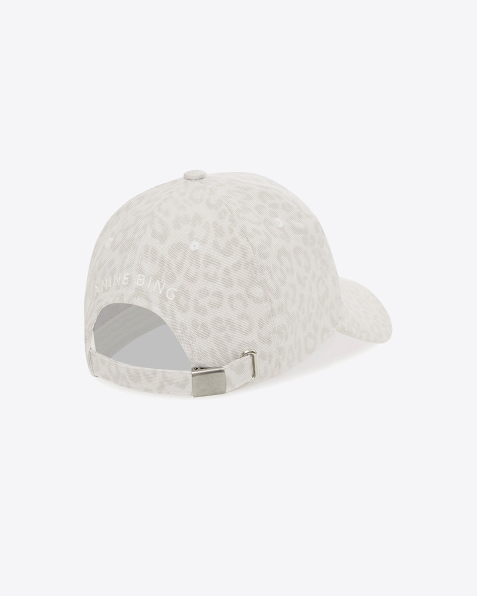 Casquette Jeremy Baseball Anine Bing en toile imprim&eacute; l&eacute;opard cr&egrave;me et logo &laquo; AB &raquo; brod&eacute; blanc devant. Vue de dos.