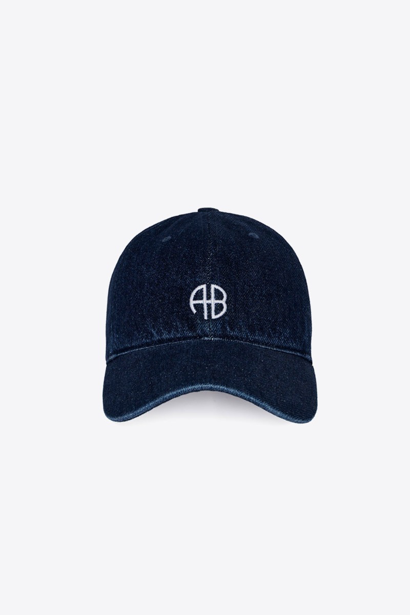 Casquette Jeremy Baseball Anine Bing en denim bleu foncé logo brodé blanc « AB » vue de face.