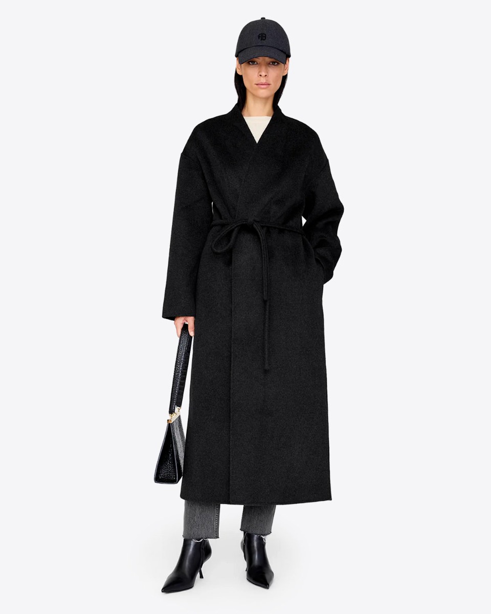 Casquette de baseball Jeremy Anine Bing en laine gris fonc&eacute; chin&eacute;e logo brod&eacute; port&eacute;e avec un long manteau en laine et cachemise noire.