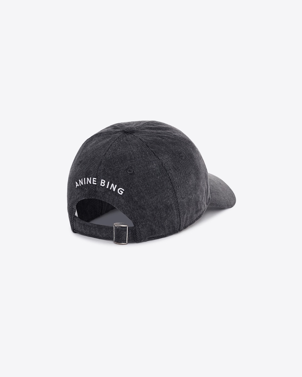 Casquette Jeremy Anine Bing en coton gris, logo AB blanc. Vue de dos. D&eacute;tail de la broderie Anine Bing.