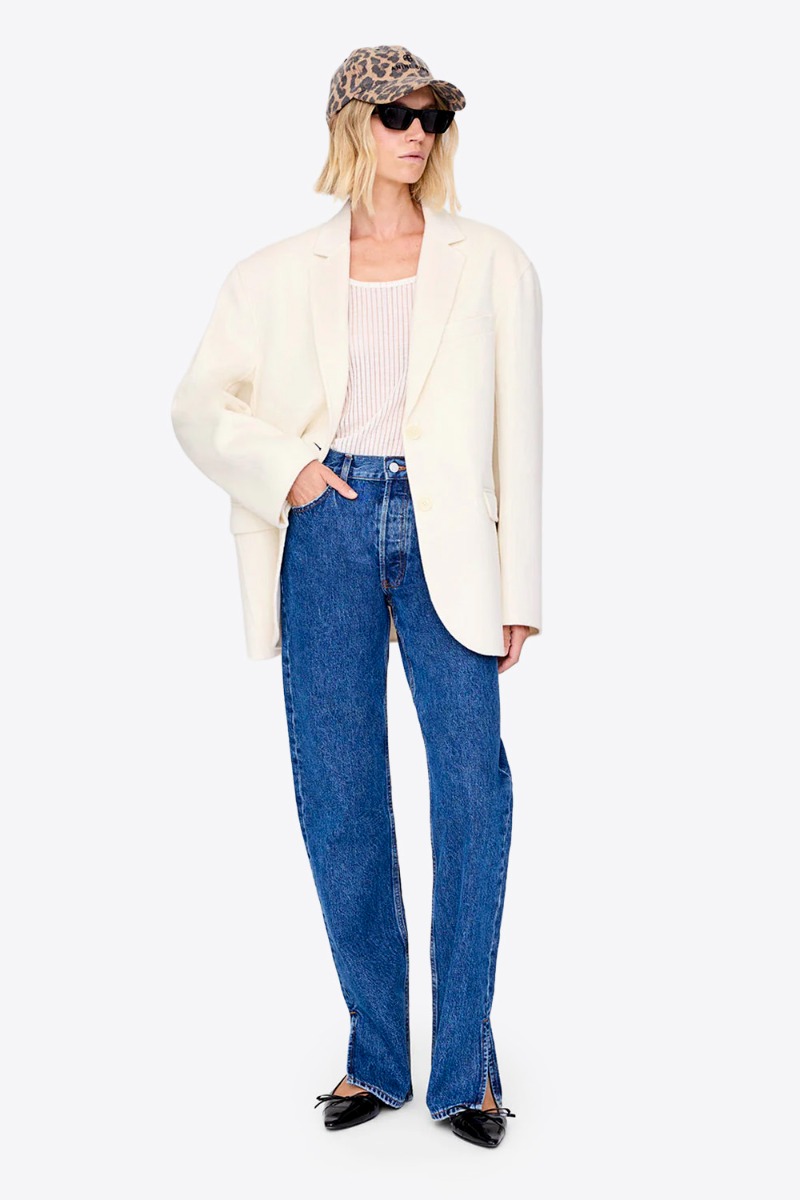 Produit Casquette Jeremy Anine Bing en coton marron et beige imprimé léopard. Portée avec des lunettes de soleil.