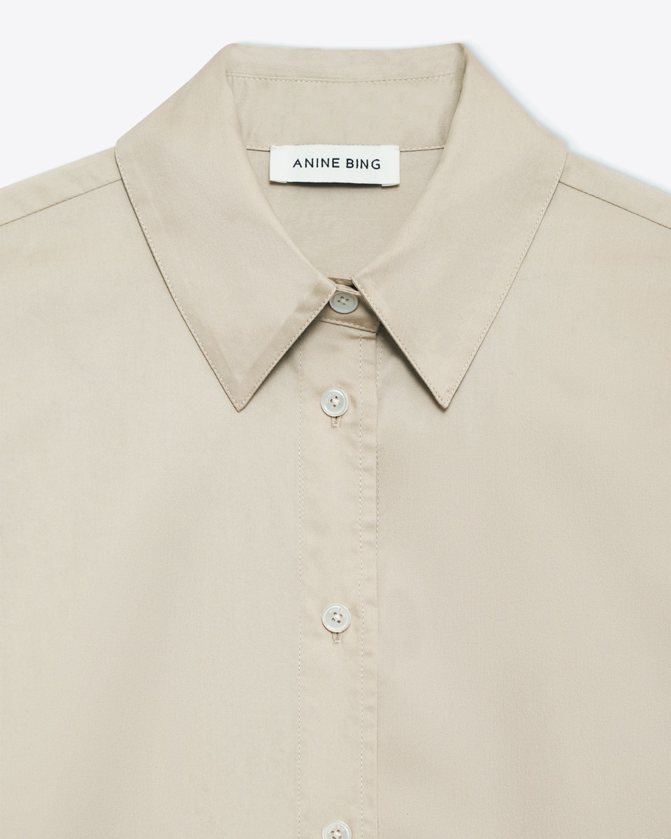 Chemise Essie Anine Bing en popeline de coton beige. Détail de la matière et du col. 