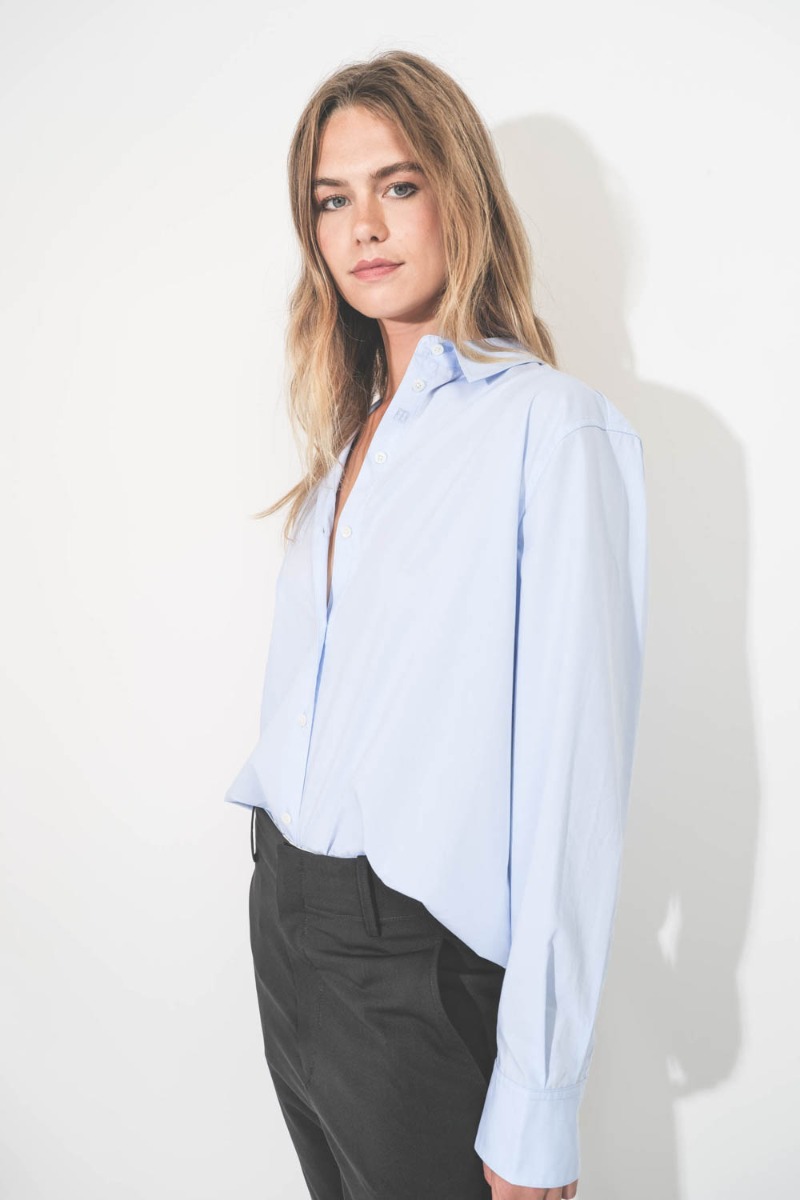Chemise Essie Anine Bing en popeline de coton bleu ciel. Portée de profil.