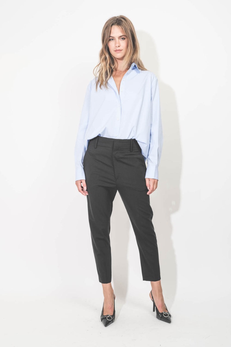 Chemise Essie Anine Bing en popeline de coton bleu ciel. Portée de face.