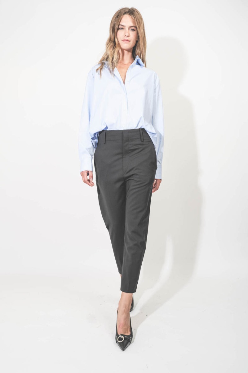 Chemise Essie Anine Bing en popeline de coton bleu ciel. Porté avec un pantalon noir Noah Isabel Marant.