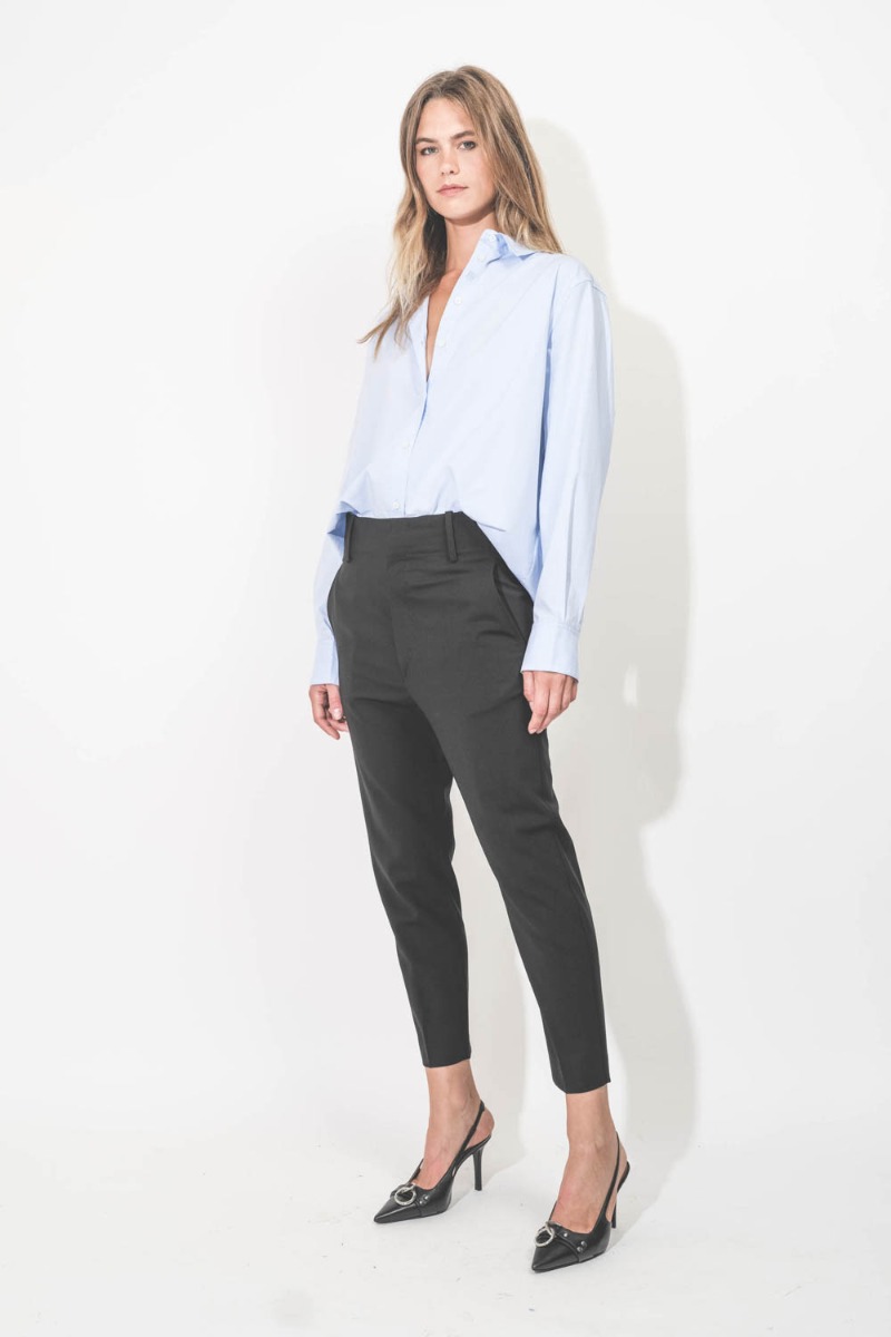 Chemise Essie Anine Bing en popeline de coton bleu ciel. Portée rentrée sur le devant. 