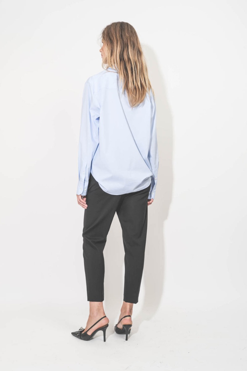 Chemise Essie Anine Bing en popeline de coton bleu ciel. Portée de dos.