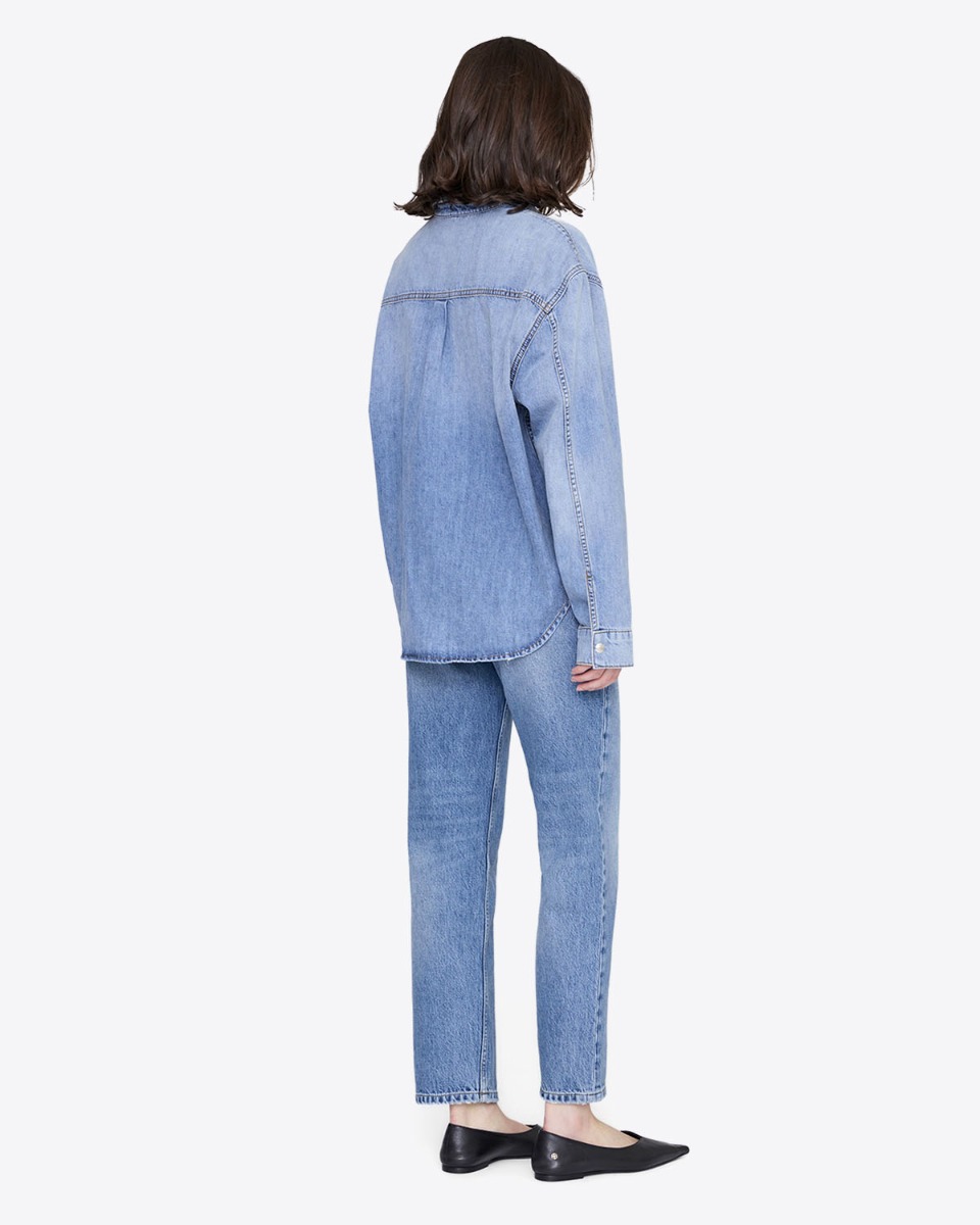 Chemise en jean Paxton Anine Bing en coton bleu d&eacute;lavage Tidal, port&eacute;e de dos. D&eacute;tail de la base arrondie.