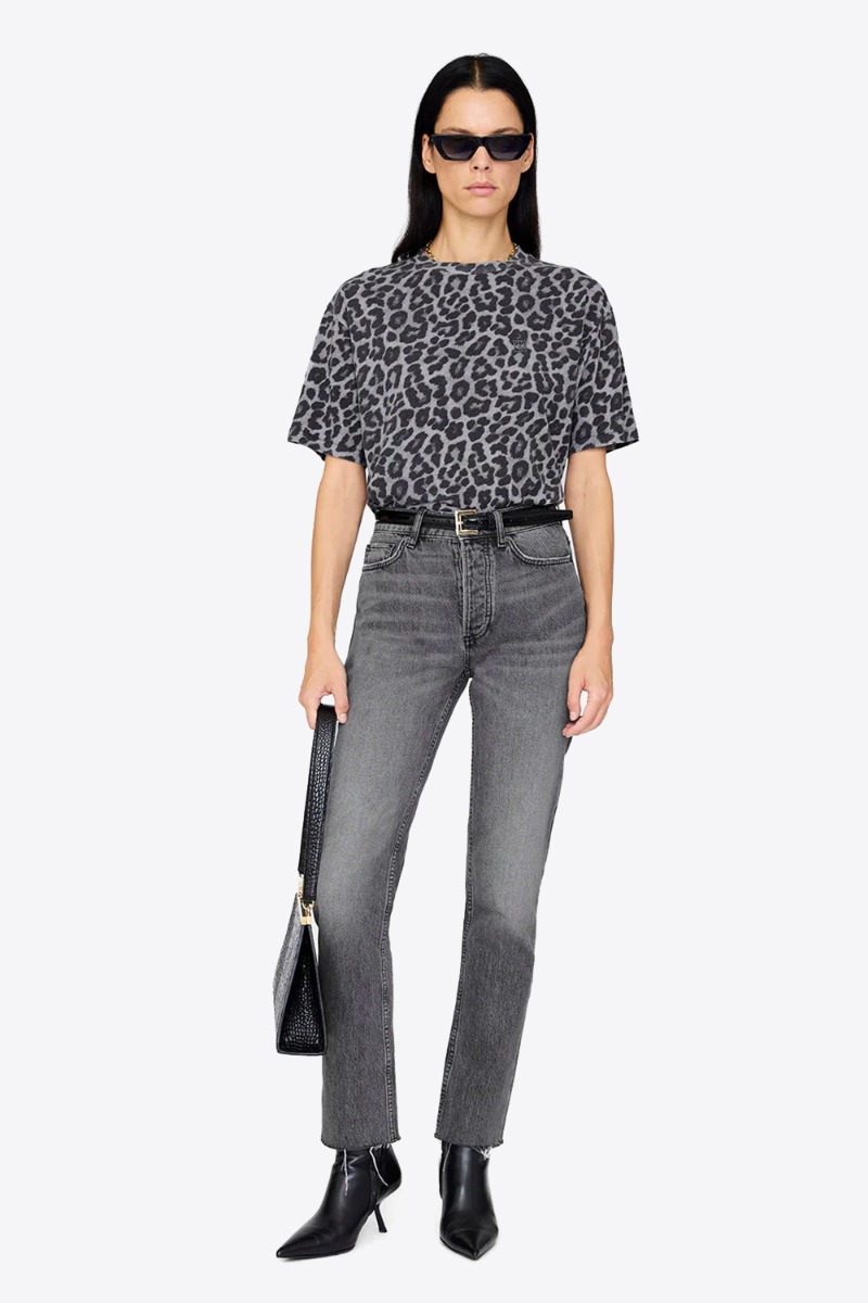 Produit T-shirt Cohen à manches courtes, Tee Anine Bing imprimé léopard gris, porté avec un jean skinny gris.
