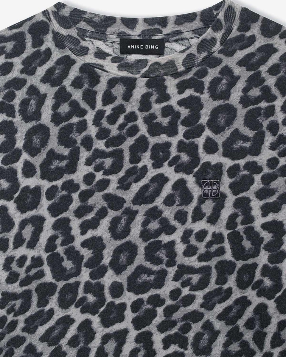 T-shirt &agrave; manches courtes Cohen, Tee Anine Bing imprim&eacute; l&eacute;opard gris. D&eacute;tail de l'encolure ronde et du logo brod&eacute; en gris ton sur ton.