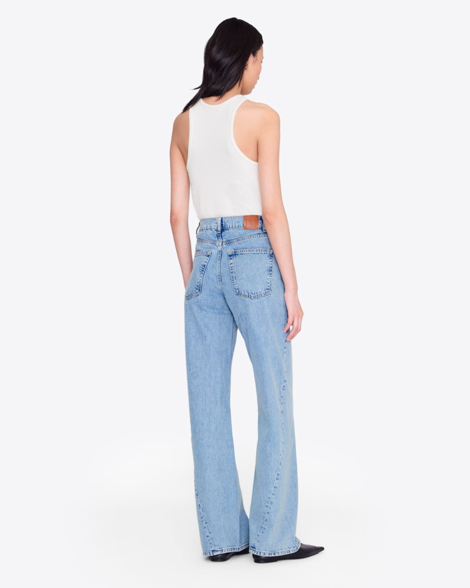 D&eacute;bardeur emmanchures am&eacute;ricaines Cole Anine Bing en maille c&ocirc;tel&eacute; et mini logo sur le devant ton sur ton, port&eacute; de dos.