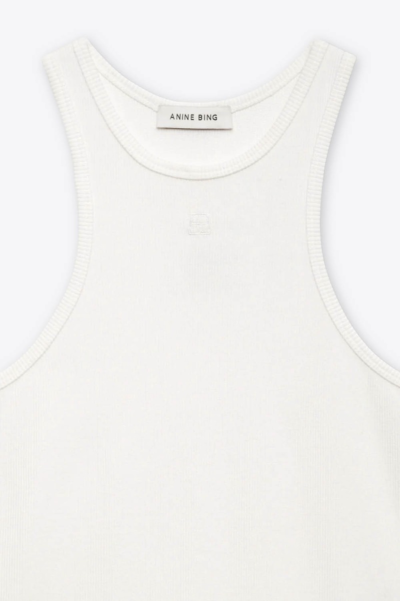 D&eacute;bardeur emmanchure am&eacute;ricaine Cole Anine Bing en coton c&ocirc;tel&eacute; et mini logo sur le devant ton sur ton. D&eacute;tail du mini-logo &laquo; AB &raquo; sur le devant.