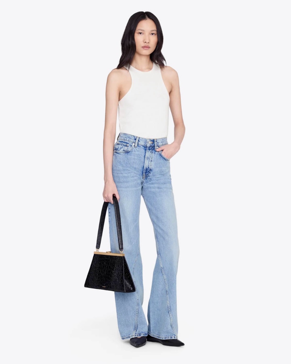 D&eacute;bardeur emmanchure am&eacute;ricaine Cole Anine Bing en coton c&ocirc;tel&eacute; et mini logo sur le devant ton sur ton, port&eacute; avec un jean bleu clair.