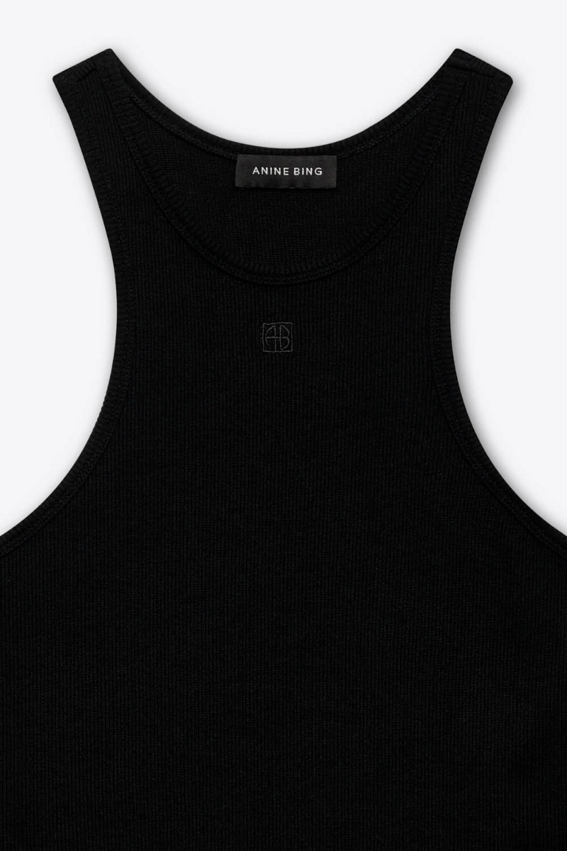 D&eacute;bardeur emmanchures am&eacute;ricaines Cole Anine Bing en maille c&ocirc;tel&eacute;e noire. D&eacute;tail du monogramme &laquo; AB &raquo; brod&eacute; ton sur ton sur le devant de la poitrine.