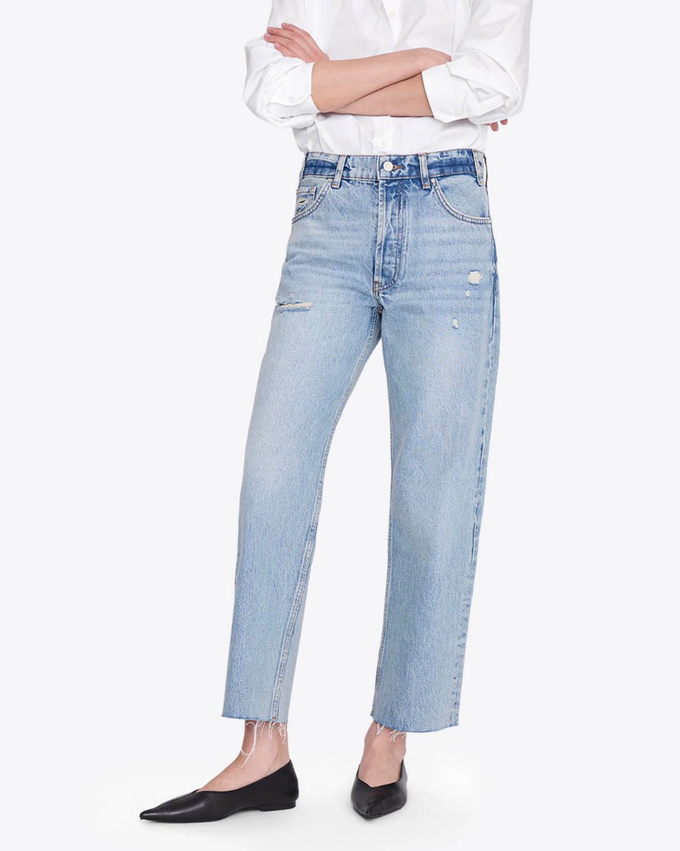 Jean droit Gavin bleu Anine Bing en denim bleu clair &laquo; Blue Reservoir &raquo;, port&eacute; de face.