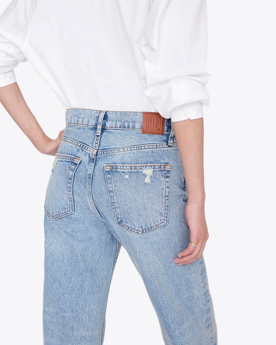 Jean droit Gavin bleu Anine Bing en denim bleu clair &laquo; Blue Reservoir &raquo;. D&eacute;tail des poches dos.