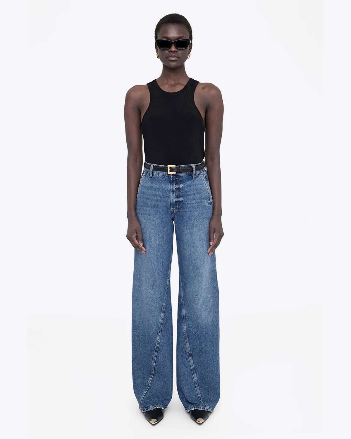 Jean taille haute jambes larges en denim bleu foncé Briley Anine Bing. Porté de face.