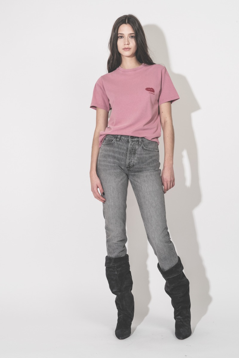 Jean Bruno Anine Bing Ash Grey en denim gris d&eacute;lav&eacute;, port&eacute; de face avec des bottes Isabel Marant.