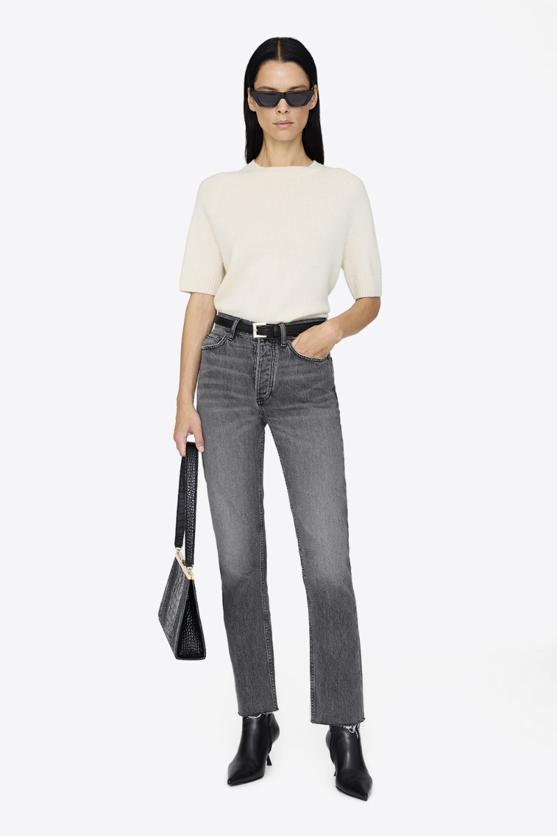 Produit Jean Bruno Anine Bing en denim gris délavage Ash Grey, porté de face taille haute. 