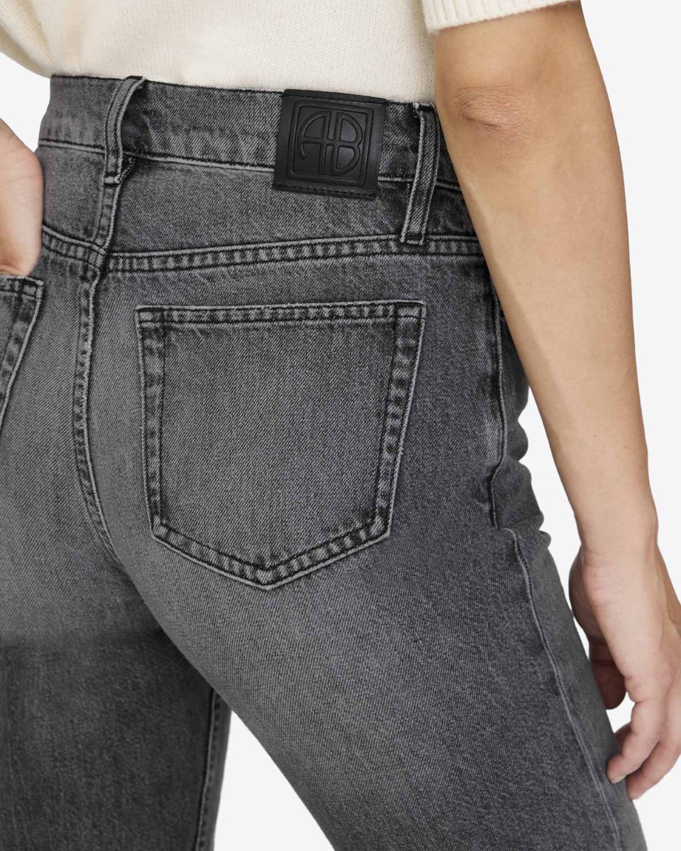 Jean Bruno Anine Bing en denim gris d&eacute;lavage Ash Grey. D&eacute;tail des poches arri&egrave;re. 