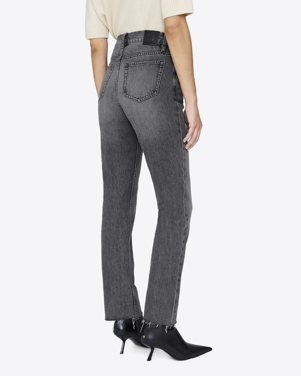 Jean Bruno Anine Bing en denim gris d&eacute;lavage Ash Grey, port&eacute; de dos.
