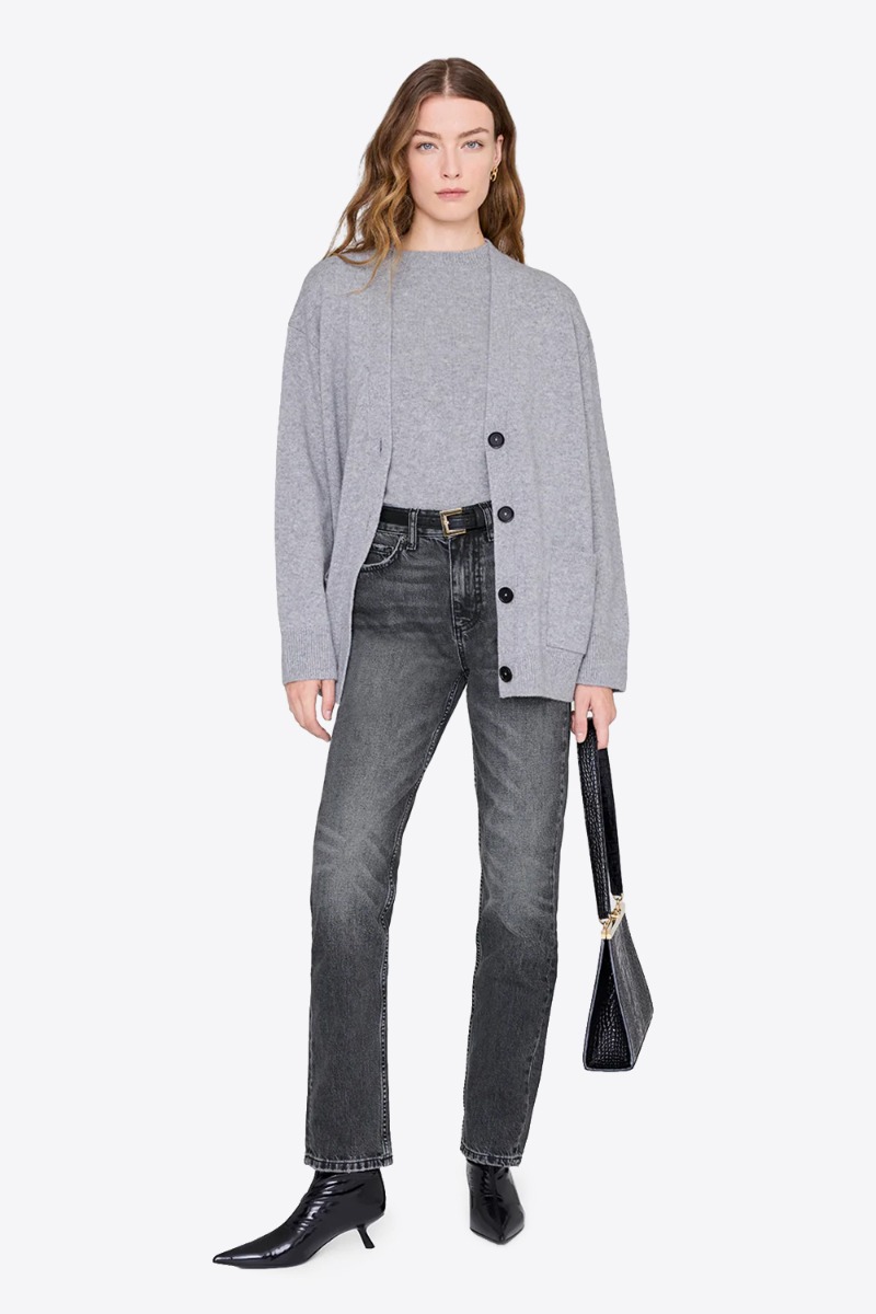 Produit Jean Bruno Anine Bing de denim gris foncé Washed Smoke Grey. Porté de face avec un pull gris.