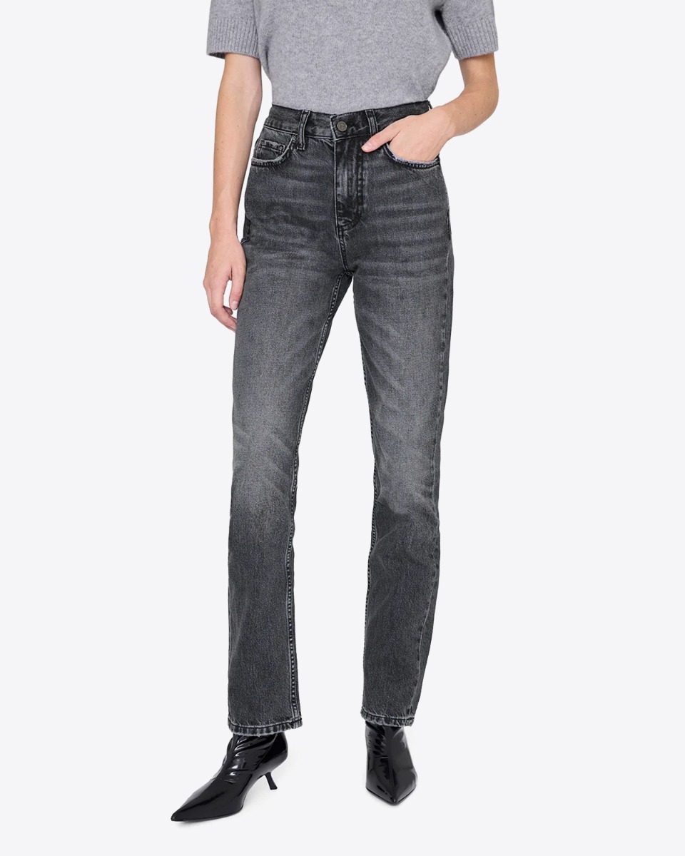 Jean Bruno Anine Bing de denim gris foncé Washed Smoke Grey. Porté de face.