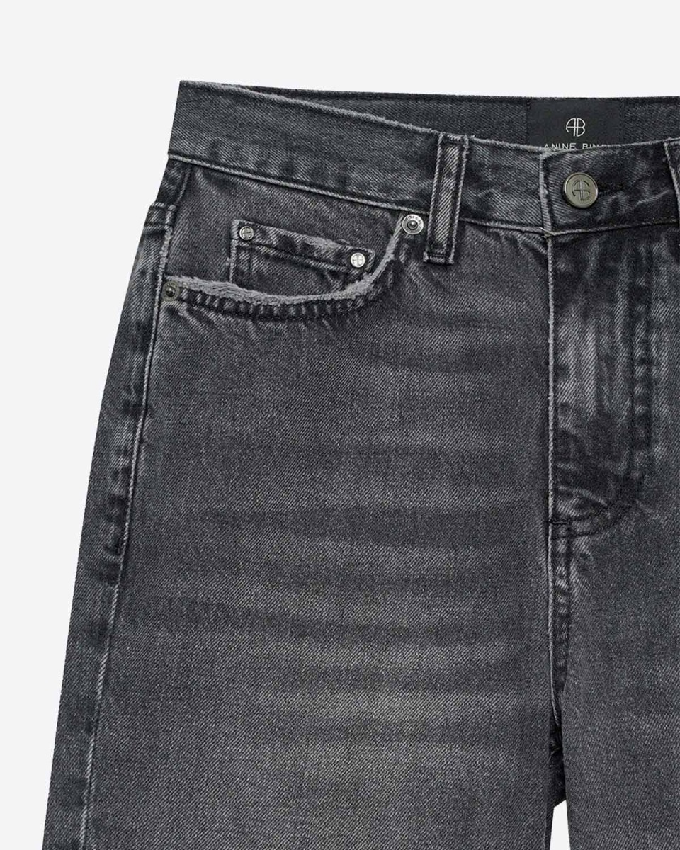 Jean Bruno Anine Bing de denim gris foncé Washed Smoke Grey. Détail des boutons et des rivets en métal argenté.