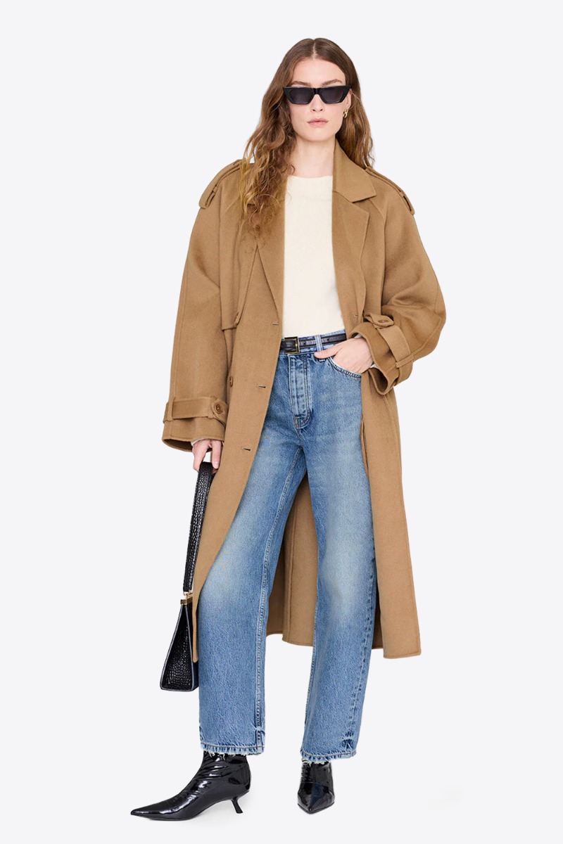 Produit Jean ballon Fritz Anine Bing en denim bleu ciel Baltic Blue. Porté de face avec un manteau camel.