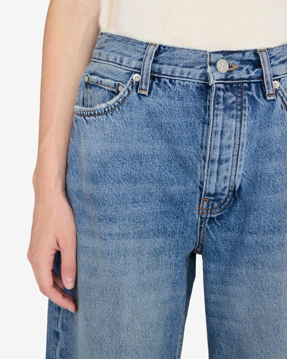 Jean ballon Fritz Anine Bing en denim bleu ciel Baltic Blue. D&eacute;tail de la poche us&eacute;e et du d&eacute;lavage. 