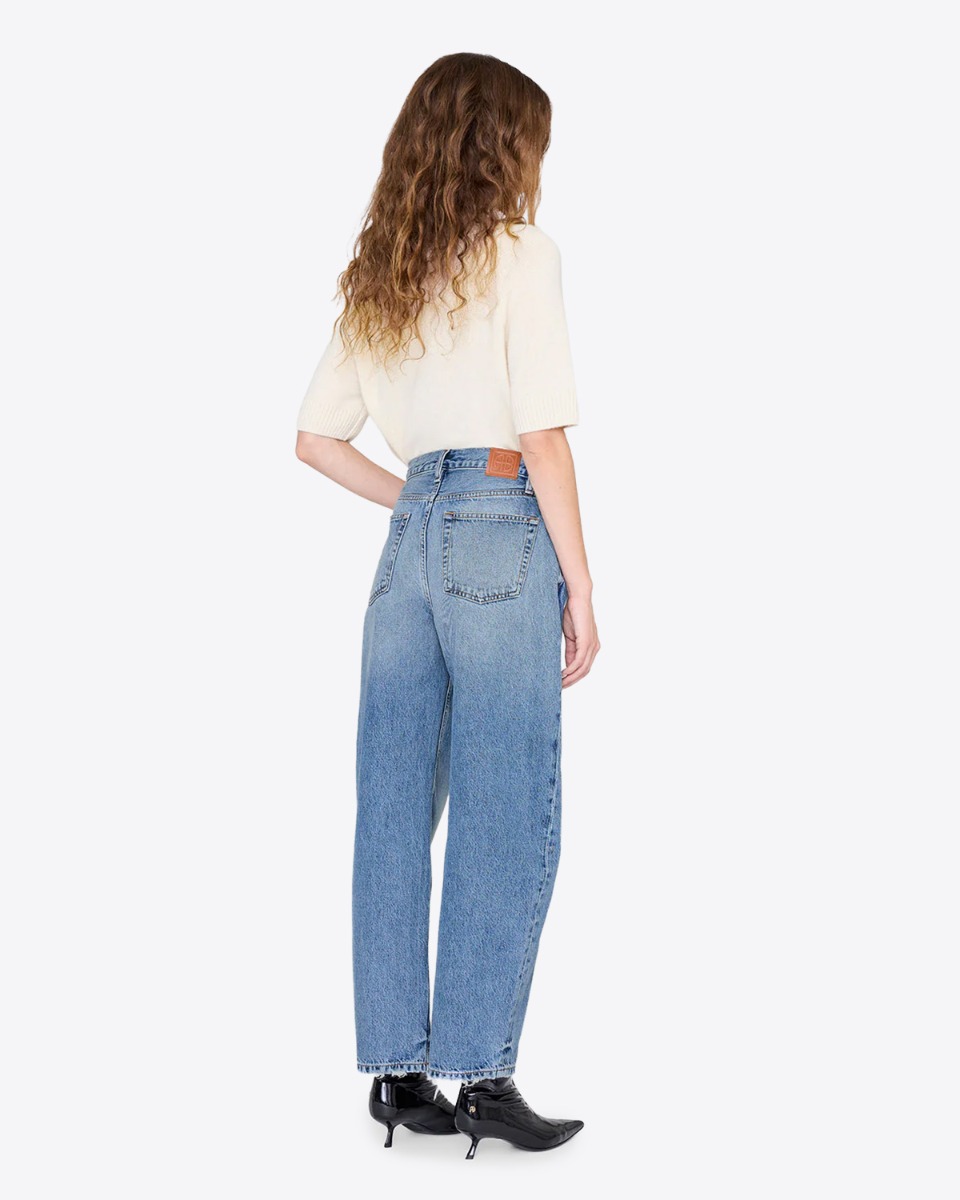 Jean ballon Fritz Anine Bing en denim bleu ciel Baltic Blue. Port&eacute; de dos avec des boots en cuir noir. 