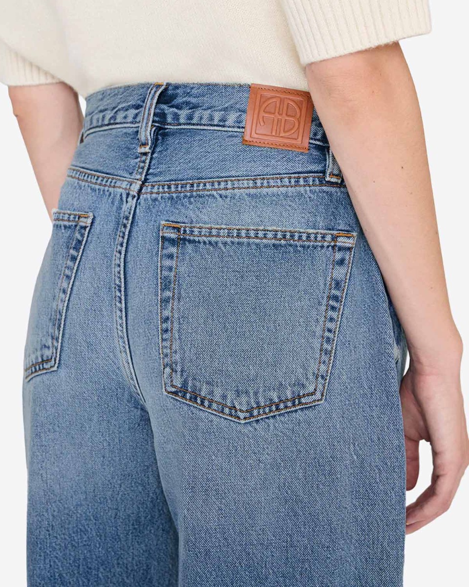 Jean ballon Fritz Anine Bing en denim bleu ciel Baltic Blue. D&eacute;tail de l'&eacute;tiquette avec le logo " AB ". 