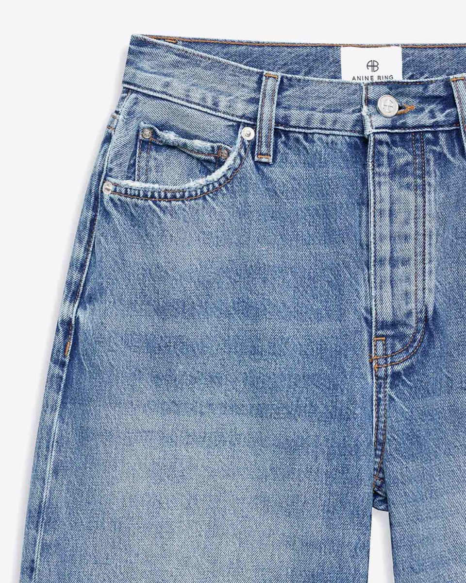 Jean ballon Fritz Anine Bing en denim bleu ciel Baltic Blue. D&eacute;tail du d&eacute;lavage bleu. 