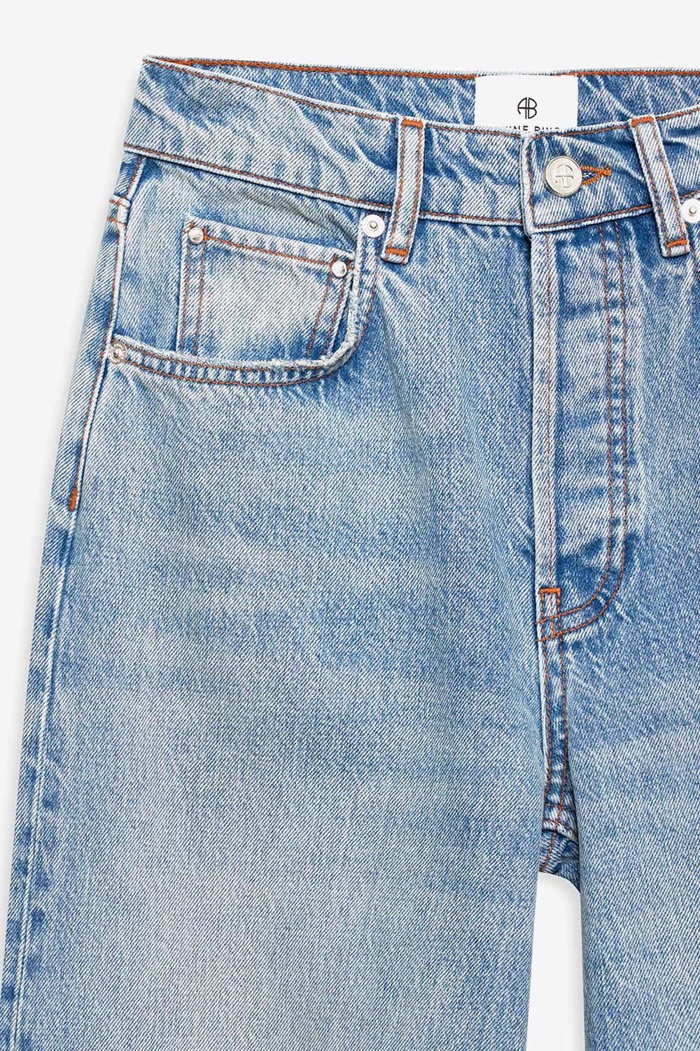 Produit Jean taille haute jambe large Heath Anine Bing en coton régénératif bleu ciel. Détail du délavage bleu ciel. 