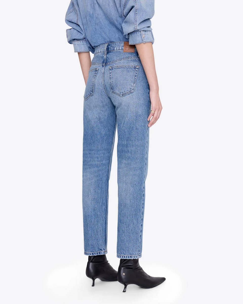 Jean taille haute ajust&eacute; Jane Anine Bing en denim bleu ciel d&eacute;lavage Cascade Blue, port&eacute; de dos.