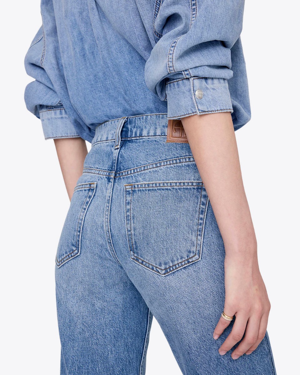 Jean taille haute ajust&eacute; Jane Anine Bing en denim bleu ciel d&eacute;lavage Cascade Blue, port&eacute; de dos taille haute.