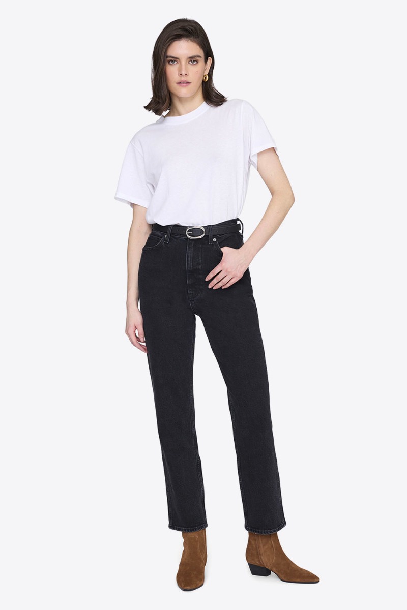 Jean taille haute Jane Anine Bing en denim noir vintage, port&eacute; de face avec un tee-shirt blanc.