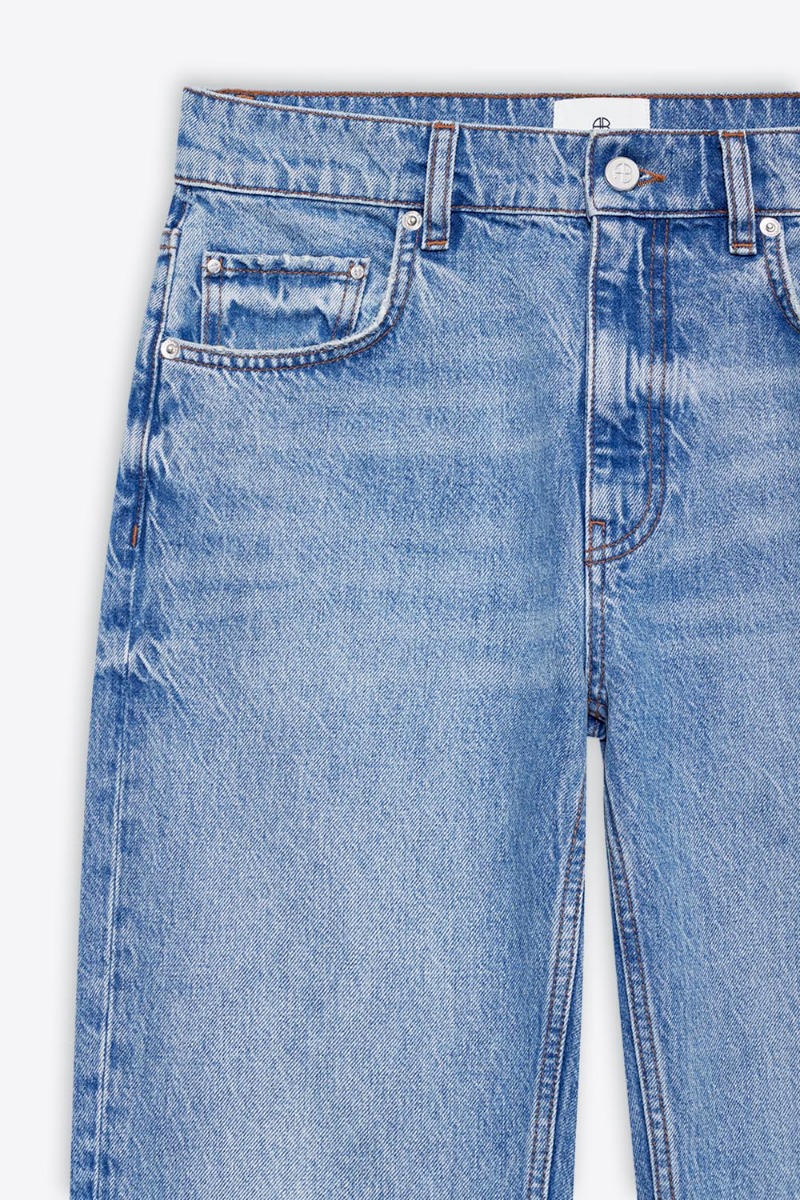 Jean Kate Anine Bing en denim bleu clair &laquo; Arbor blue &raquo;. D&eacute;tail du d&eacute;lavage l&eacute;g&egrave;rement us&eacute;.