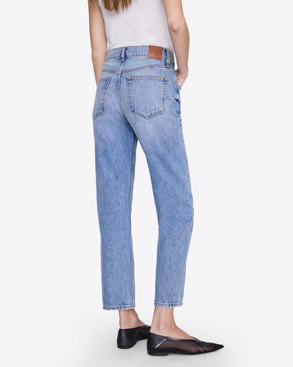 Jean Kate Anine Bing en denim bleu clair &laquo; Arbor blue &raquo;, port&eacute; de dos.