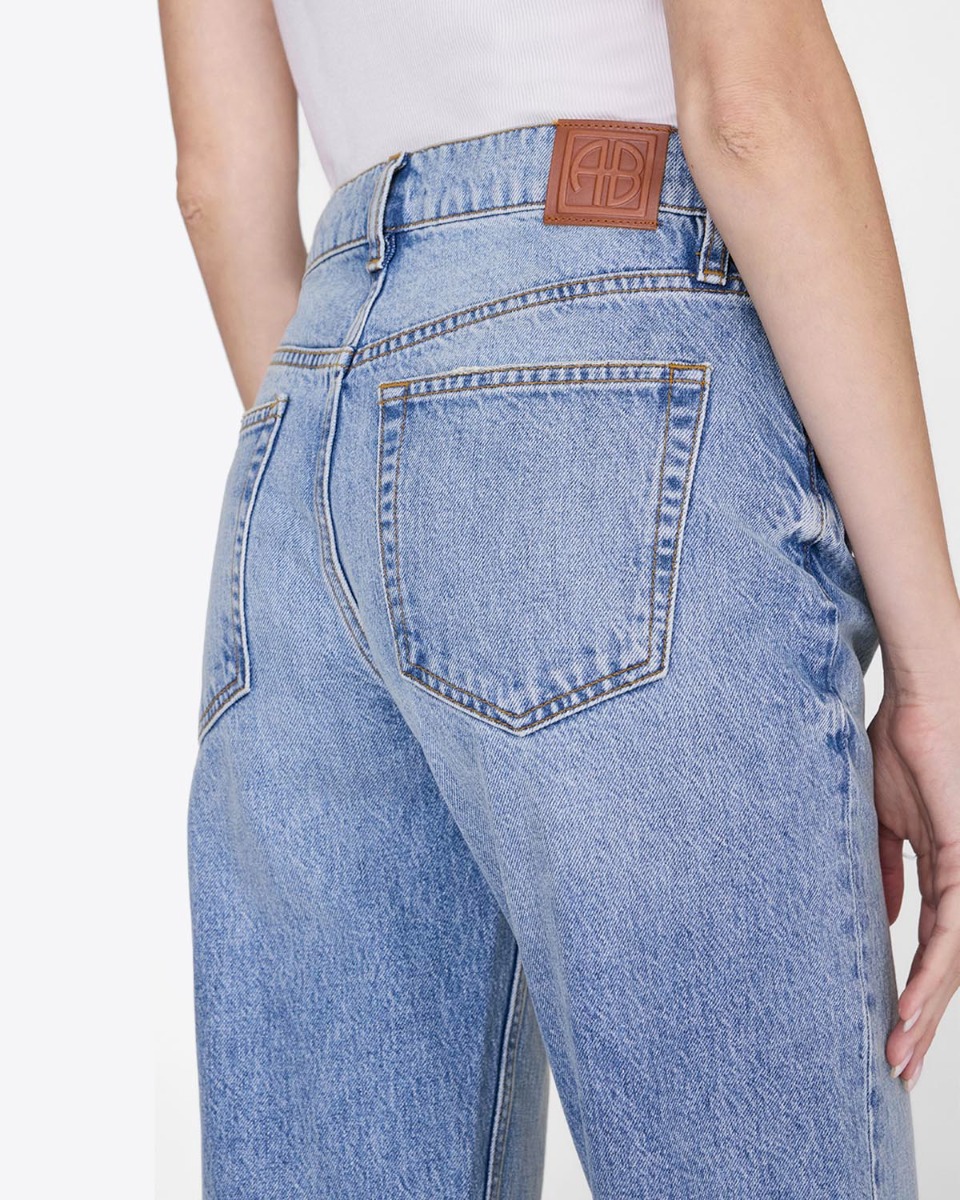 Jean Kate Anine Bing en denim bleu clair &laquo; Arbor blue &raquo;. D&eacute;tail des poches dos.