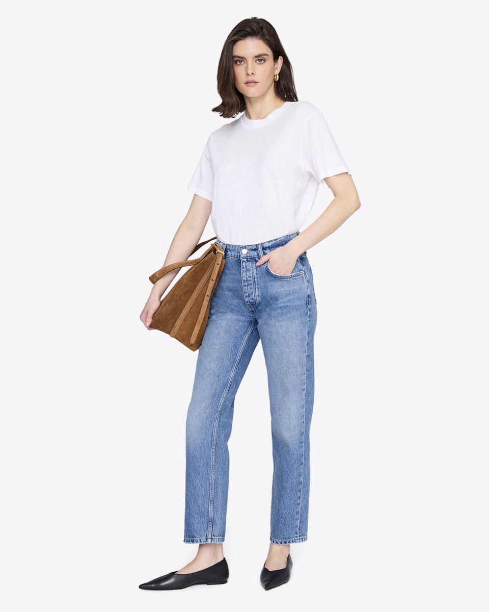 Jean taille haute ajust&eacute; Kate Anine Bing en denim bleu clair d&eacute;lavage Tidal, port&eacute; avec un T-shirt blanc.