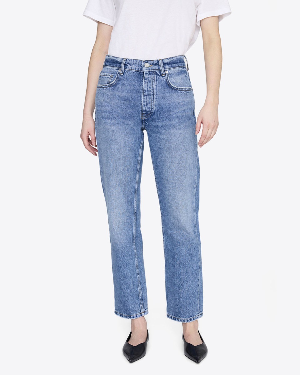 Jean taille haute ajust&eacute; Kate Anine Bing en denim bleu clair d&eacute;lavage Tidal, port&eacute; de face.