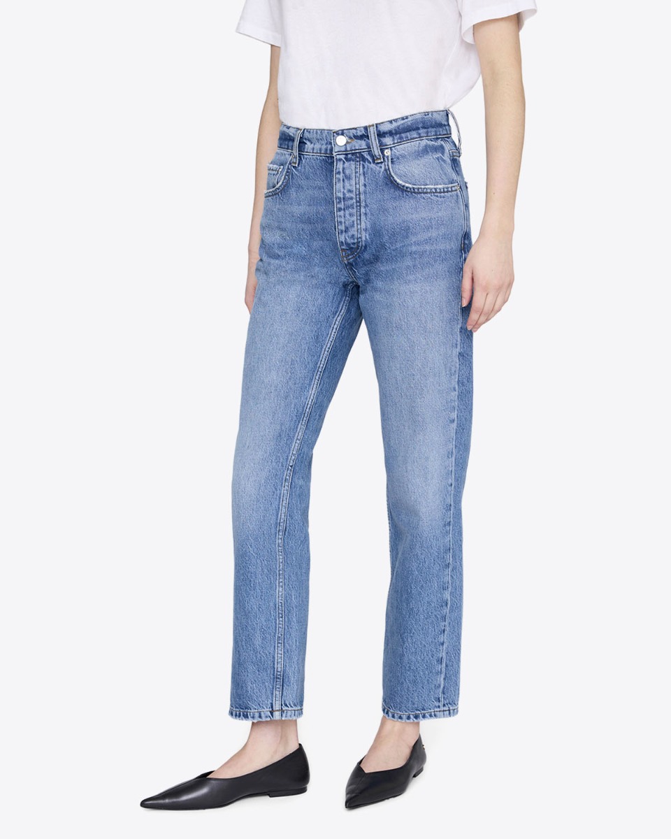 Jean taille haute ajust&eacute; Kate Anine Bing en denim bleu clair d&eacute;lavage Tidal, port&eacute; de profil.