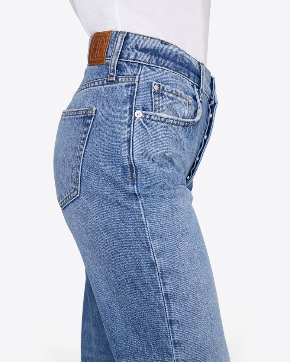 Jean taille haute ajust&eacute; Kate Anine Bing en denim bleu clair d&eacute;lavage Tidal, port&eacute; taille haute.