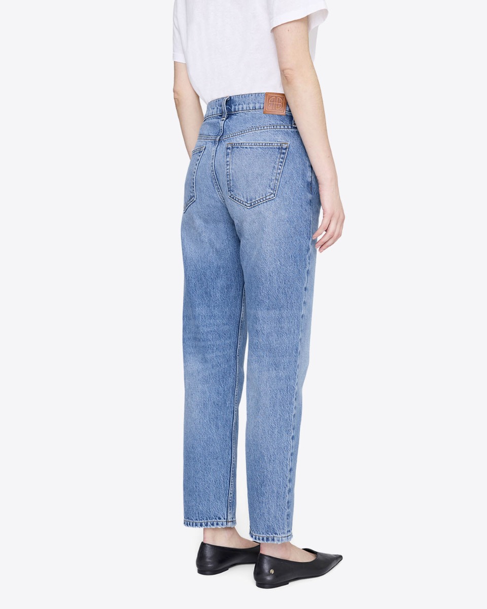 Jean taille haute ajust&eacute; Kate Anine Bing en denim bleu clair d&eacute;lavage Tidal, port&eacute; de dos.