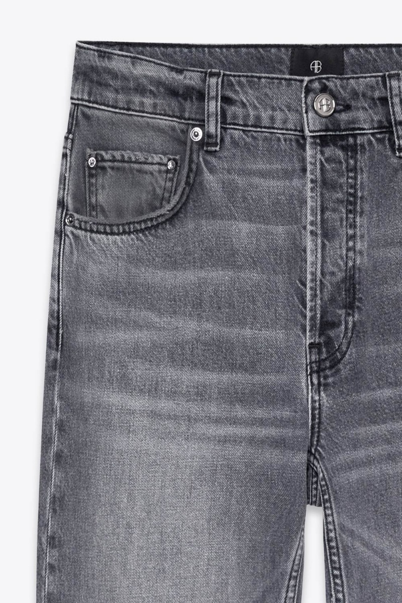 Jean taille haute Kate Anine Bing en denim gris d&eacute;lav&eacute;. D&eacute;tail du d&eacute;lavage.