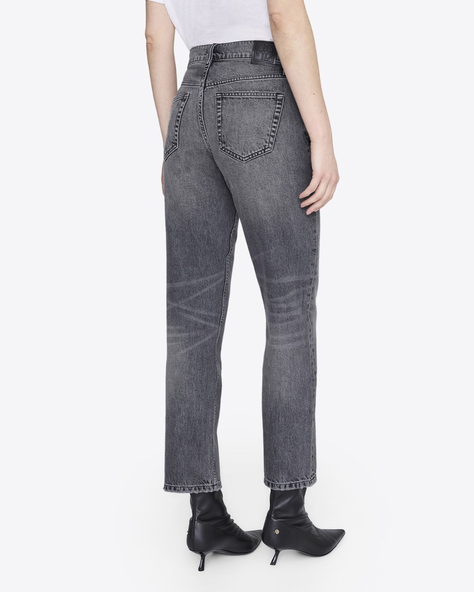 Jean taille haute Kate Anine Bing en denim gris d&eacute;lav&eacute;, port&eacute; de dos.