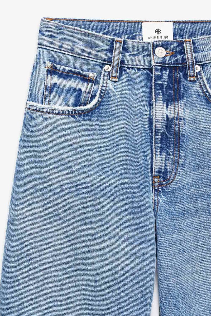 Jean &eacute;vas&eacute; Lewis Anine Bing en denim bleu ciel (Caspian blue). D&eacute;tail du d&eacute;lavage. 